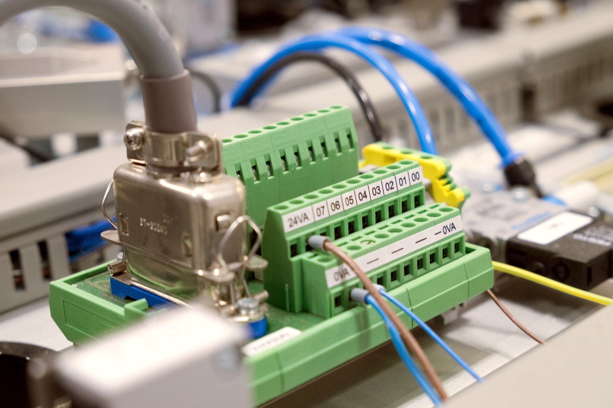 Industrial Connectors: Types of contacts, housings and the application